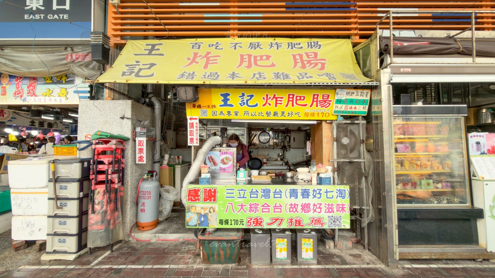 高雄美食。蚵仔寮王記炸肥腸｜蚵仔寮漁港必吃！塞滿青蔥的酥脆肥腸，號稱「比餐廳還好吃」的人氣排隊攤位